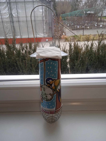 Casuţă pentru hrănirea păsărilor din metal