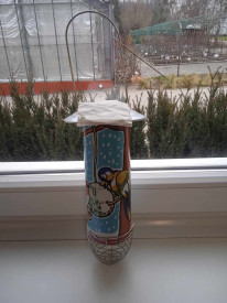 Casuţă pentru hrănirea păsărilor din metal