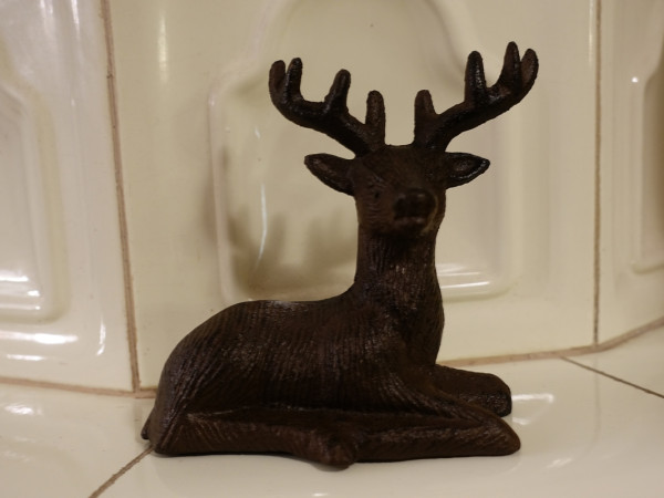 Decorațiune cerb în poziție stând, din fier turnat